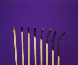 Imagem de vários fósforos queimados, numa alusão ao burnout. Crédito: Canva.
