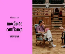 Guilherme Geirinhas sentado com Mariana Mortágua, na assembleia da república. Texto "moção de confiança".