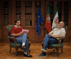 Imagem de Guilherme Geirinhas com Paulo Raimundo, durante a gravação da rúbrica «Moção de Confiança»