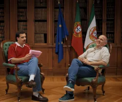 Imagem de Guilherme Geirinhas com Paulo Raimundo, durante a gravação da rúbrica «Moção de Confiança»