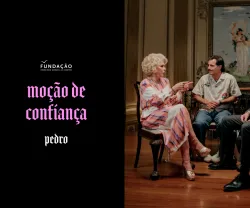 Guilherme Geirinhas, Lili Caneças e Pedro Nuno Santos sentados a conversar. Texto: "Moção de Confiança".