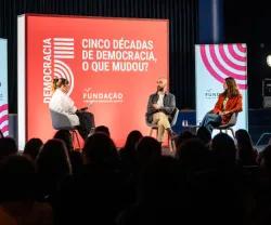 Imagem de Capicua, Margarida Graça Santos e José Pedro Sousa durante o debate «E depois da revolução: saúde e economia»