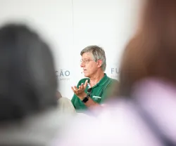 Imagem de Arlindo Oliveira durante a Praça da Fundação «IA Generativa: máquinas pensantes são promessa ou ameaça?»