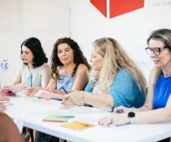 Imagem da Praça da Fundação «O bem-estar psicológico e a felicidade podem ser uma escolha?», na Feira do Livro de Lisboa