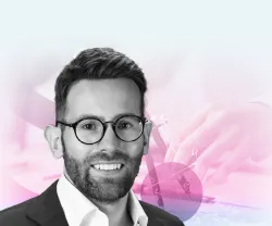 Retrato de Thomas Curran num fundo em tons de rosa e azul, com símbolos matemáticos e com a marca "S.".