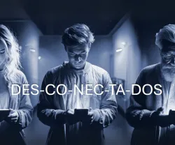 Imagem de três pessoas, de diferentes idades, a olhar para um smartphone.