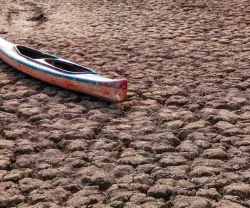 Imagem de uma canoa numa barragem seca, que ilustra o impacto da seca atual na barragem de Sau, na Catalunha. Créditos: shutterstock