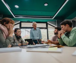 Imagem de estudantes do secundário com o seu professor. Crédito: Shutterstock.