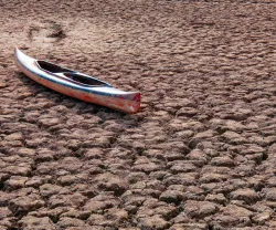 Imagem de uma canoa numa barragem seca, que ilustra o impacto da seca atual na barragem de Sau, na Catalunha. Créditos: shutterstock
