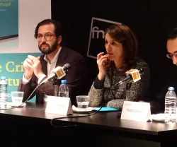Três pessoas sentadas numa mesa na apresentação do livro "Crise e Crises em Portugal".