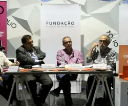 Mesa redonda no evento FOLIO, com participantes a debater "Pessoas com deficiência em Portugal".
