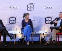 Catherine Moury, com António Goucha Soares e António Araújo sentados. Ao fundo, um painel com o logotipo da Fundação e o texto "Que Democracia?".