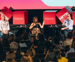 Imagem de Ricardo Araújo Pereira, Mariana Cabral e João Pereira Coutinho durante a sessão «Olha aí que isso alieja» no Worten Mock Fest