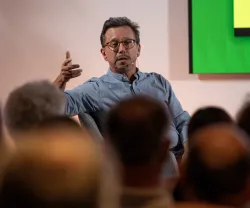 Imagem de José Carlos Mota, autor do ensaio «A Participação Cívica em Portugal», durante a apresentação do livro
