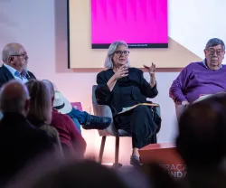 Imagem de Fernando Correia de Oliveira, Luísa Lima e Carlos Fiolhais durante a Praça da Fundação «Portugal, a medida do tempo»