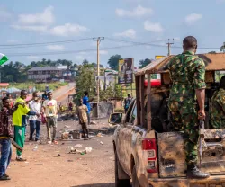 Imagem de uma rua da Nigéria marcada por protestos de jovens contra a brutalidade policial no país. Crédito: Shutterstock.