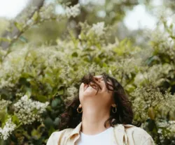 Imagem de uma mulher a rir. Crédito: Canva