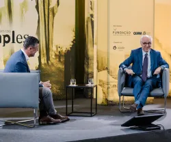 Imagem do jornalista Pedro Pinto e do biólogo Alfonso Martínez Arias durante a entrevista «Genética não é assim tão simples»