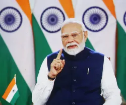 O primeiro-ministro da Índia Narendra Modi tendo como fundo um conjunto de bandeiras do país. Crédito: Shutterstock