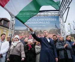 Fotografia de um homem, o político Péter Magyar, empunhando a bandeira da Hungria, num comício. Crédito: Péter Magyar (Página oficial do Facebook)