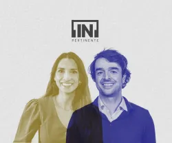 A radialista Filipa Galrão e o endocrinologista Ricardo Rangel, lado a lado, com o logotipo "[IN]Pertinente" ao centro, acima das suas cabeças, sobre um fundo cinzento claro.
