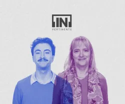 Na parte inferior, retrato a azul do humorista Manel Rosa ao lado da economista Catarina Roseta Palma, a rosa. Fundo cinzento, com os logotipos "[IN]Pertinente" e "Fundação Francisco Manuel dos Santos".