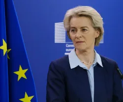 A presidente da Comissão Europeia Ursula von der Leyen a falar, num pulpito, com a bandeira da UE ao fundo.