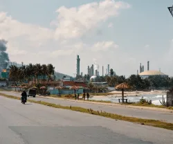 Uma praia em Puerto Cabello, na Venezuela, com a refinaria El Palito, ao fundo.