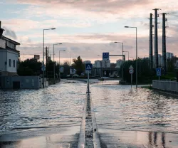 imagem de ruas alagadas em Portugal, tendo como pano de fundo um céu cinzento de tempestade. Crédito: Shutterstock
