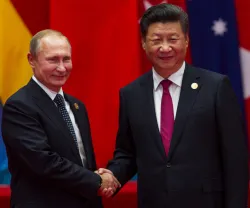O presidente chinês Xi Jinping (à direita) dá as boas-vindas ao presidente russo Vladimir Putin (à esquerda) na cimeira do G20 em Hangzhou.