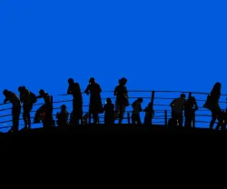 Imagem de um grupo de pessoas, vistas a contraluz, sob um fundo azul.