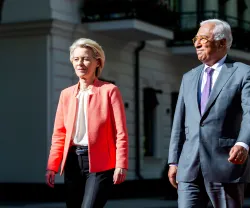 Ursula von der Leyen, presidente da Comissão Europeia, a andar, na rua, ao lado de António Costa, presidente do Conselho Europeu. Créditos: shutterstock