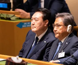 O antigo presidente da Coreia do Sul, Yoon Suk Yeol, a assistir a uma conferência.