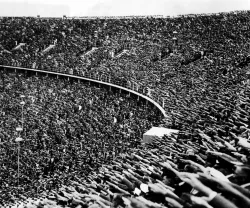 Um estádio cheio a fazer saudação nazi à chegada de Hitler aos jogos olímpicos