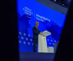 O primeiro-ministro canadiano Mark Carney a discursar, num púlpito, no Fórum Económico Mundial, em Davos.