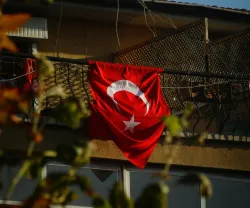 Uma bandeira da Turquia pendurada numa varanda.