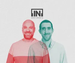 Hugo van der Ding ao lado de Bernardo Caldas. Ambos sorridentes. Ao centro, o logotipo [IN]Pertinente