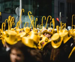 Imagem de jovens universitários durante a queima das fitas do Porto. Créditos: shutterstock