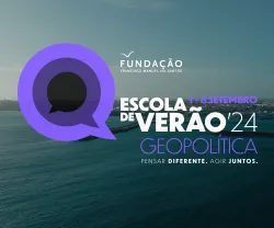 Imagem aérea de uma das margens do rio Tejo, com um texto sobreposto e destacado: "Escola de verão 24" e "Geopolítica".