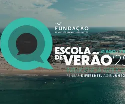 O logotipo da escola de verão da Fundação com o texto "Escola de Verão 25", sob uma imagem de uma praia-