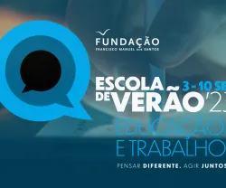 Logotipo da Escola de verão da Fundação, com o texto "Escola de Verão 23", sob uma imagem de uma mão a escrever no tablet.