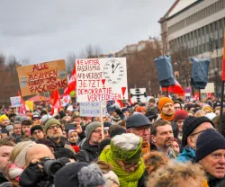 Imagem de uma manifestação contra o fascismo na Alemanha, que reuniu milhares de pessoas em fevereiro de 2025. Crédito: Shutterstock
