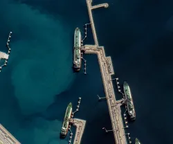 Imagem aérea de barcos e água, no porto de carga de Doha, Qatar.