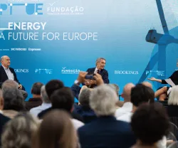 Três pessoas sentadas no palco. Uma plateia a assistir. Texto "Energy, a future for Europe".