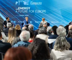 Dois homens e duas mulheres sentados num palco. Várias cabeças de pessoas a assistir. Texto "Energy: a future for Europe".
