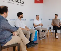 Quatro homens sentados num palco, em cadeiras pretas, entre eles o ex-selecionador e treinador Paulo Bento.