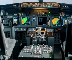 Close-up de um cockpit de um avião de passageiros. Créditos: shutterstock