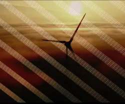 Imagem de uma ventoinha eólica sobreposta por uma imagem de vários painéis solares.