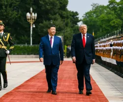 Donald Trump e Xi Jinping lado a lado, a andar sobre uma passadeira vermelha, na cerimónia de boas-vindas do presidente americano à China.