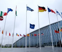 O exterior da sede da NATO, com todas as bandeiras dos países-membros da organização.